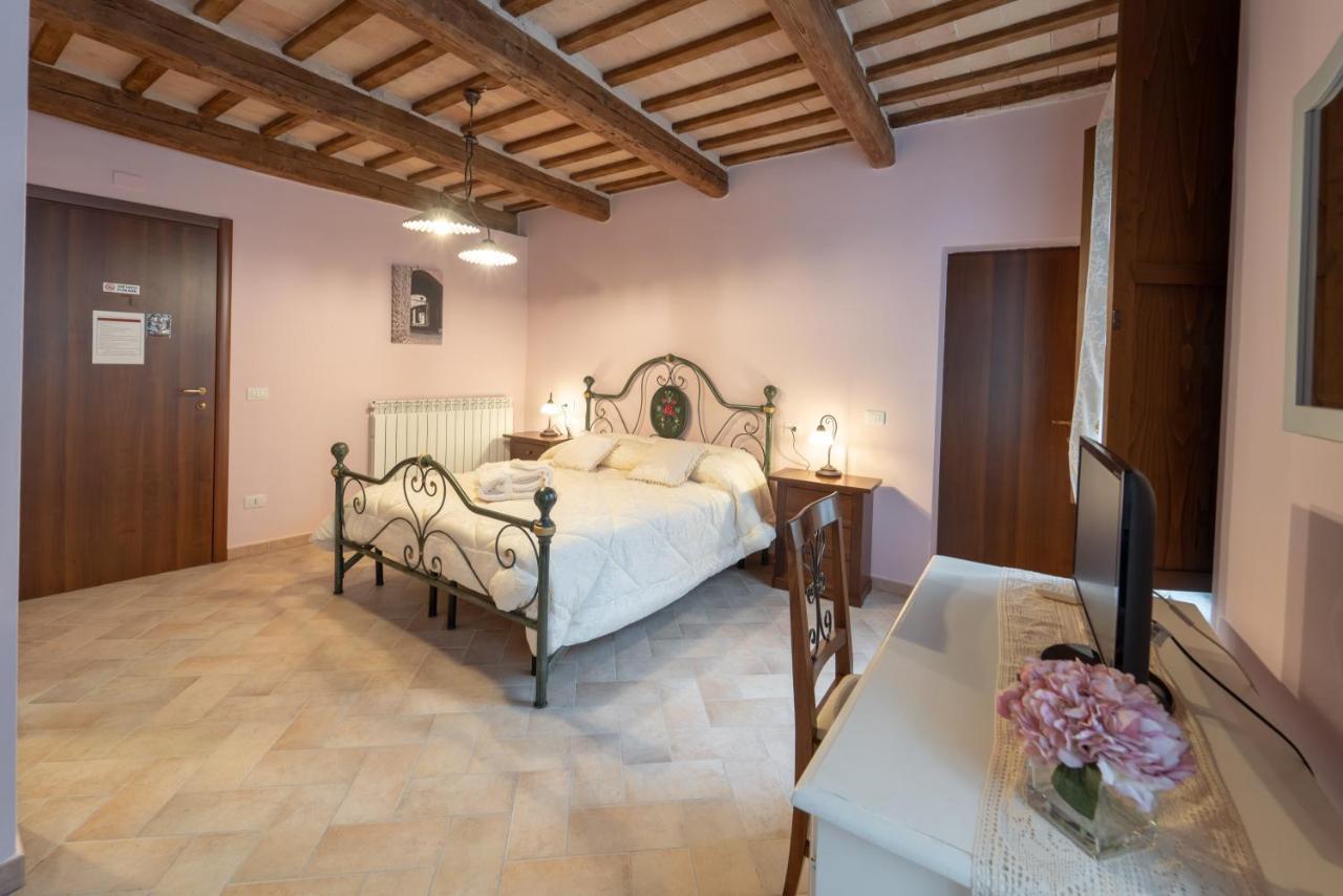 Albergo La Loggia Di San Martino Гуальдо-Тадино Экстерьер фото